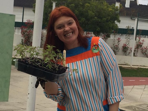 Depois das sementeiras crescerem, transplantamos para a horta. Hoje foi o dia da Carla João ajudar os meninos da Sala D a levaram as sementeiras do tomate chucha